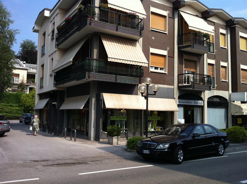 Negozio e posto auto in vendita Inverigo CO Lombardia Hypo Vorarlberg Immo Italia esterno