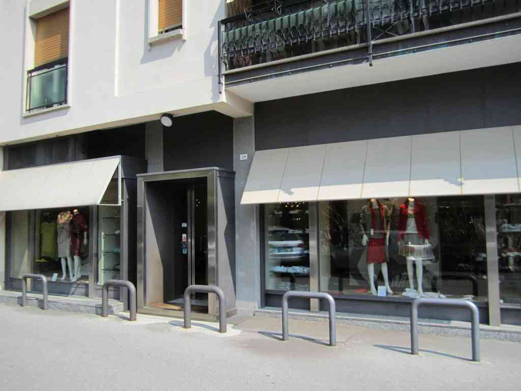 Negozio e posto auto in vendita Inverigo esterno vetrina via laterale