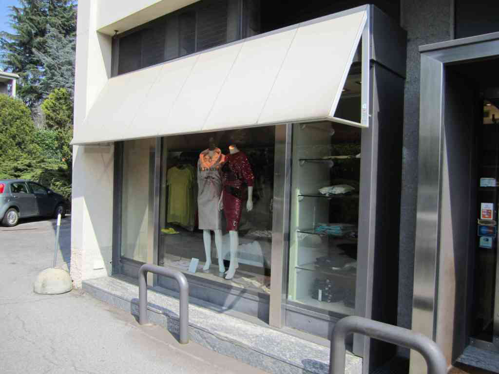 Negozio e posto auto in vendita Inverigo vetrina con tenda parasole