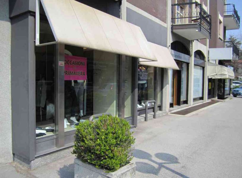 Negozio e posto auto in vendita Inverigo vista via general cantore